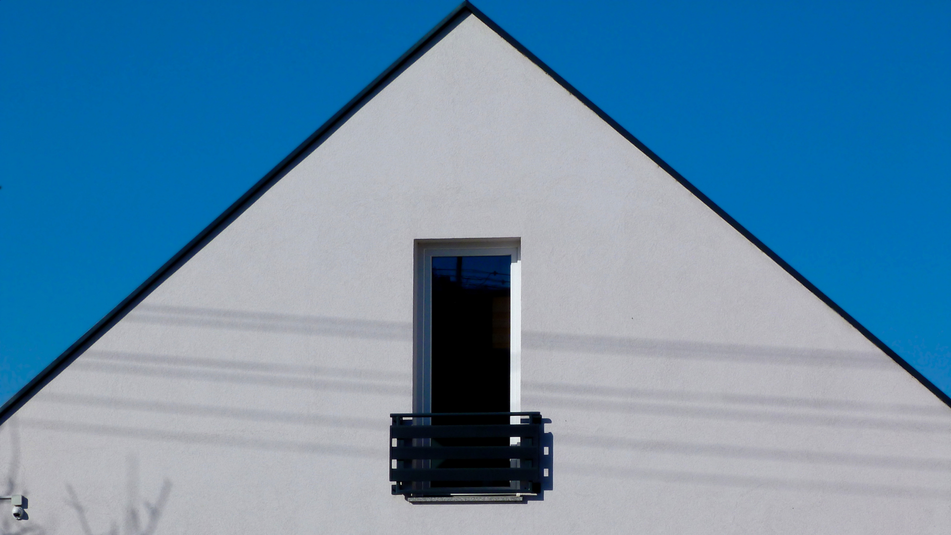 How to Clean White Stucco Without Making Costly Mistakes