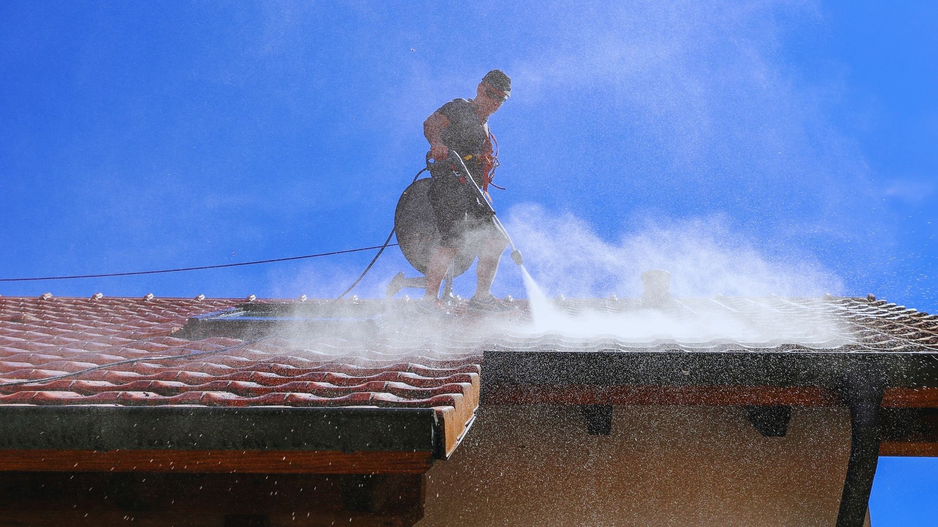 How to Choose the Right Roof Cleaning Tools? - An Expert Guide