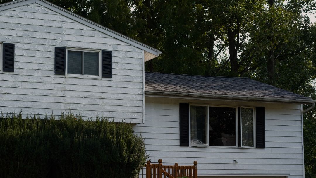 Oxidation on Aluminum Siding: Causes, Cleaning, and Lasting Fixes